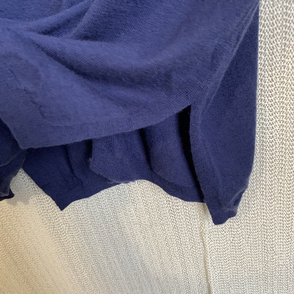 Vince Women’s Merino Blend Deep Navy V-Neck Sweater Size XS Quiet Luxury - Picture 7 of 11